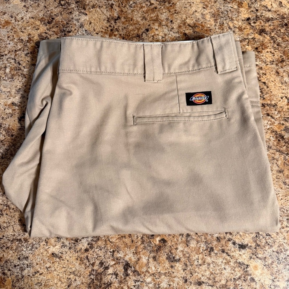 NWOT Dickies Mens Cargo Shorts Khaki/Tan Flat Front Size 44 Belt Loops - Picture 1 of 9